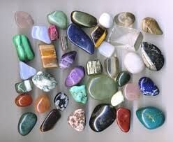 Ruhunuzun Detoksu: 7 Ana Çakra ve Onları Dengeleyen Şifalı Doğal Taşlar Rehberi