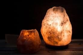 Kozmik Ev Dengesi: Himalaya Tuzu Lambası ve Uçucu Yağlar ile Evinizin Enerjisini ve Solunum Sağlığını Arındırma Rehberi