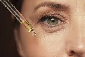 Zamana Meydan Okuyan Bakışlar: Kaz Ayakları ve Kırışıklıklar İçin Doğal Yağ Rehberi